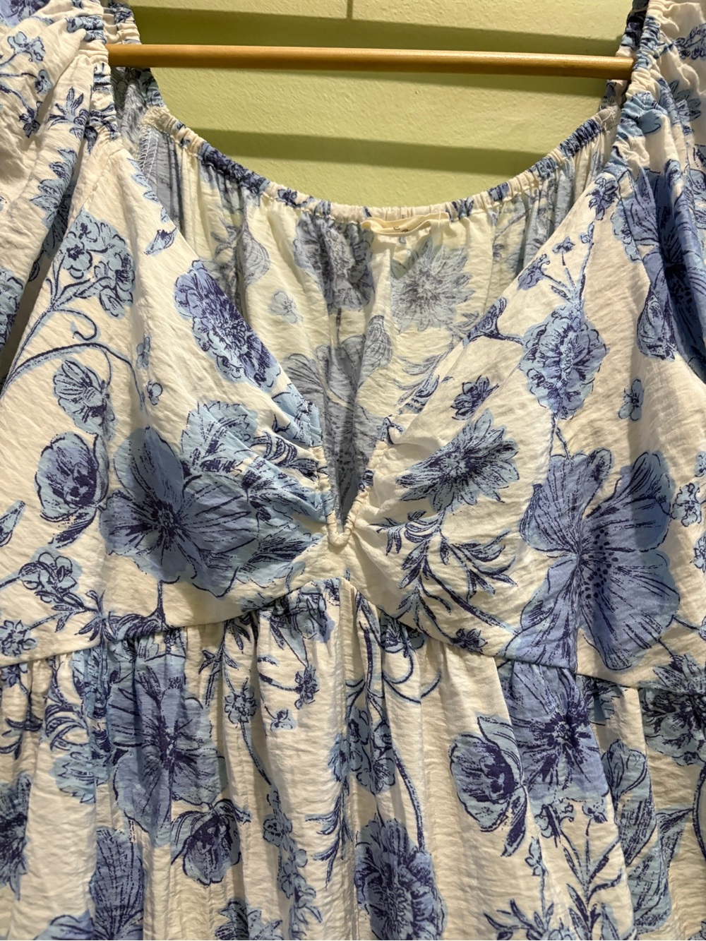 Doe and Rae Blue & White Floral Blouse Top — Women’s Scoop Neck Puff Sleeve - Picture 2 of 2